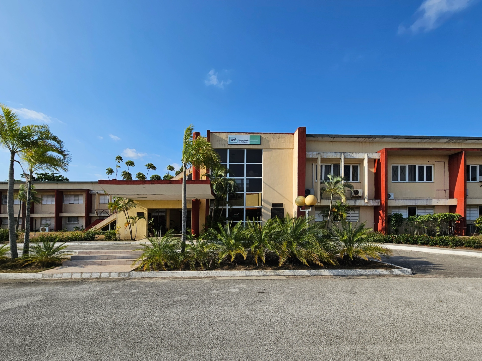 Universidad de Holguin-Entrada